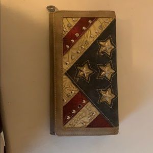 A women’s America Flag wallet